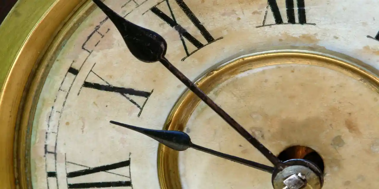 qt=q_30 (8) Close-up of an antique clock face with Roman numerals and ornate black hands pointing to approximately 9:53.